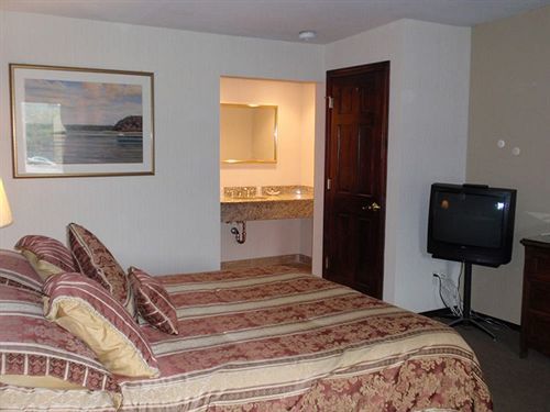 Chalet Inn & Suites Centerport Exterior photo
