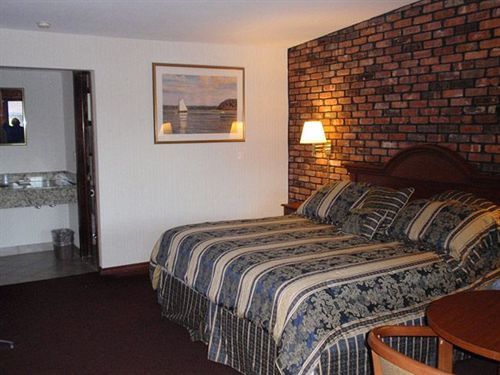 Chalet Inn & Suites Centerport Exterior photo