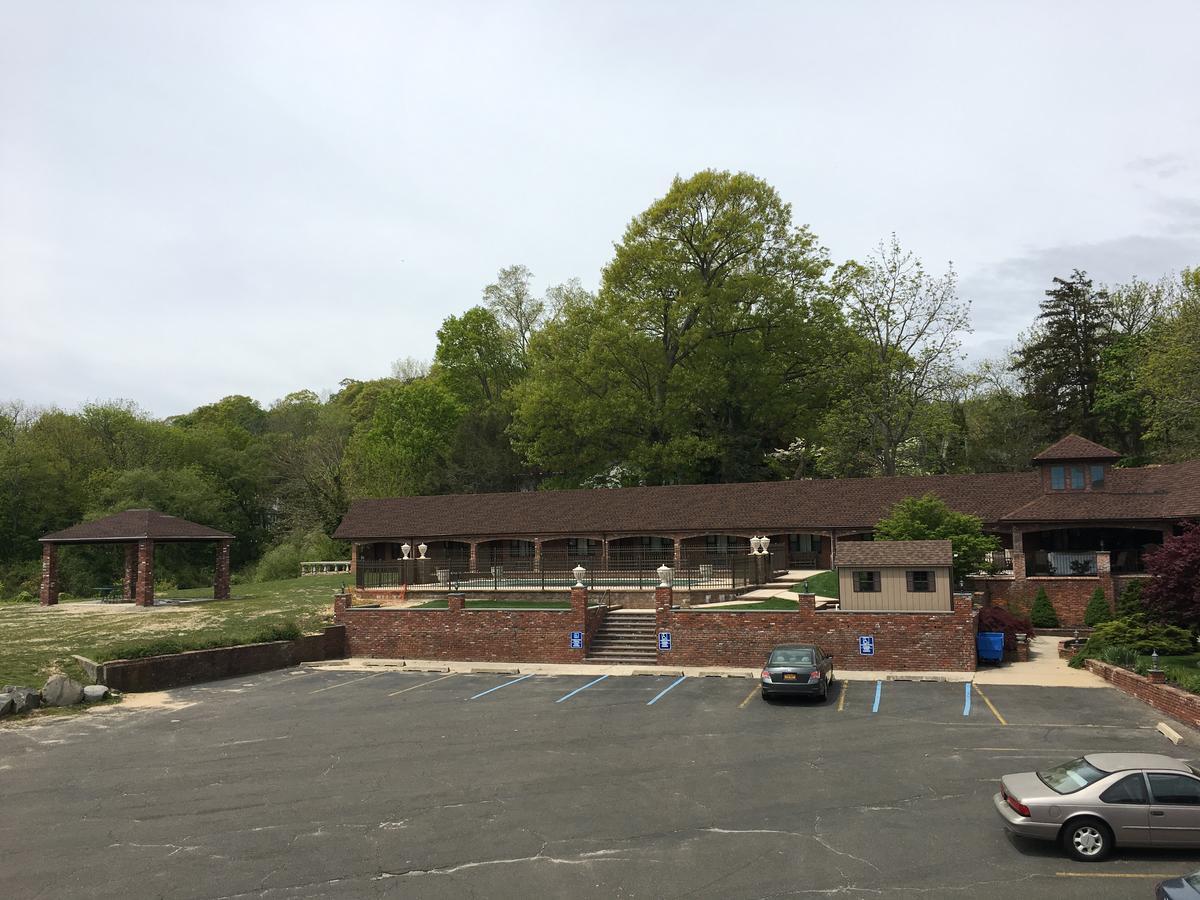 Chalet Inn & Suites Centerport Exterior photo