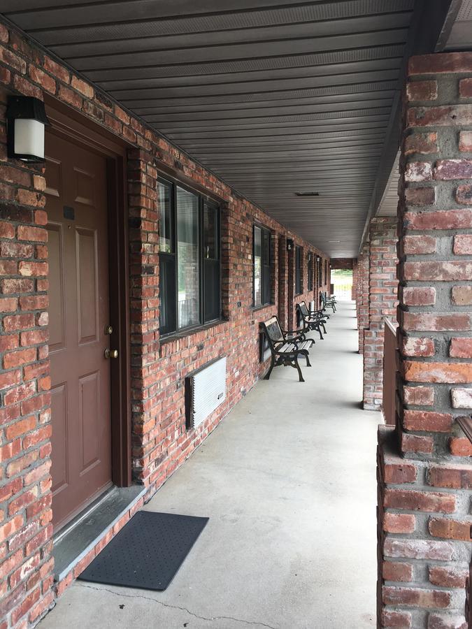 Chalet Inn & Suites Centerport Exterior photo