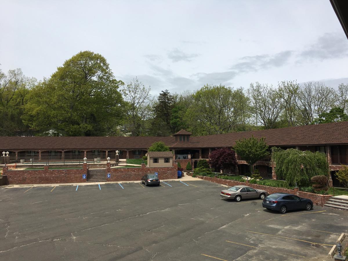 Chalet Inn & Suites Centerport Exterior photo