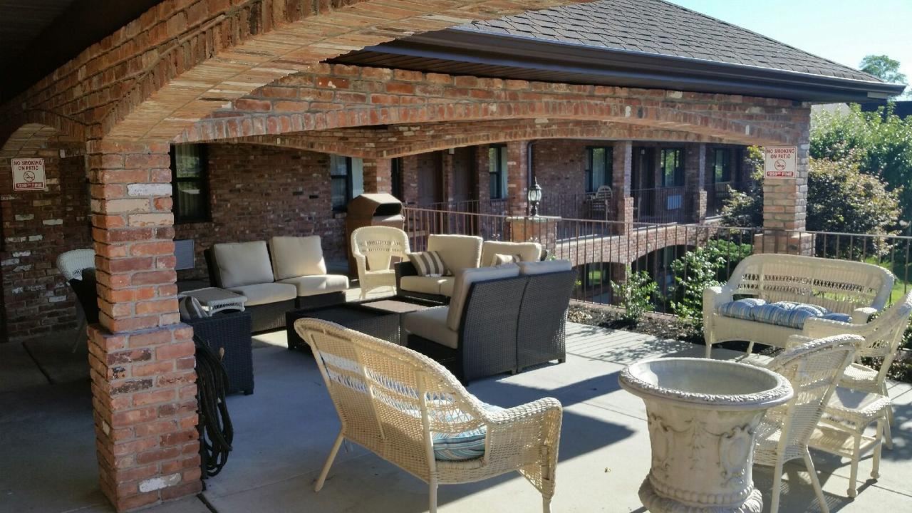 Chalet Inn & Suites Centerport Exterior photo