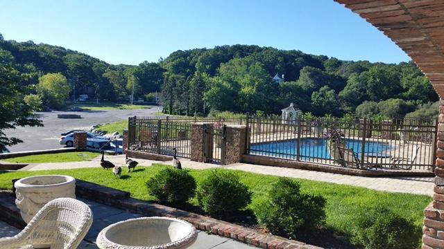 Chalet Inn & Suites Centerport Exterior photo