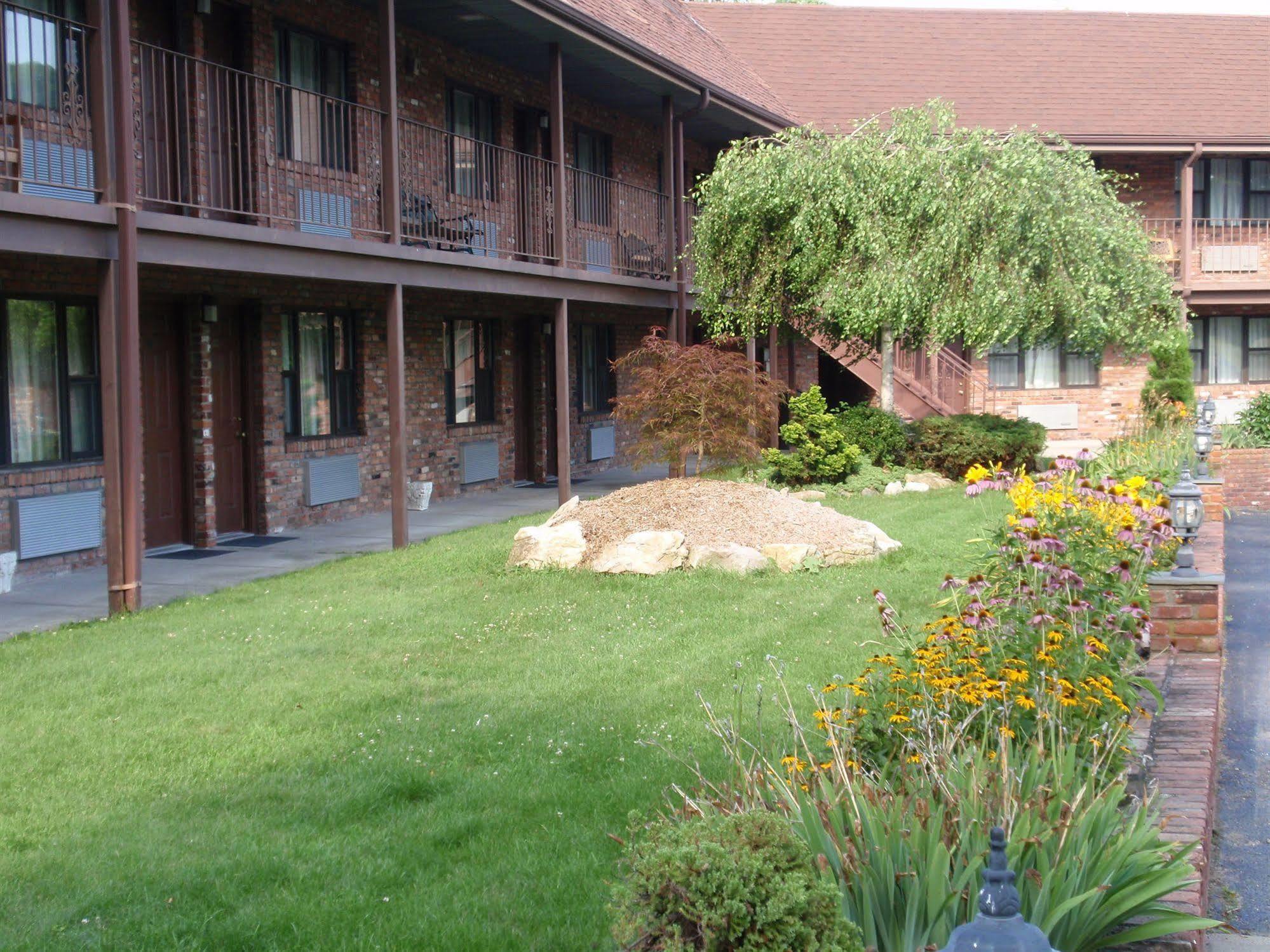Chalet Inn & Suites Centerport Exterior photo